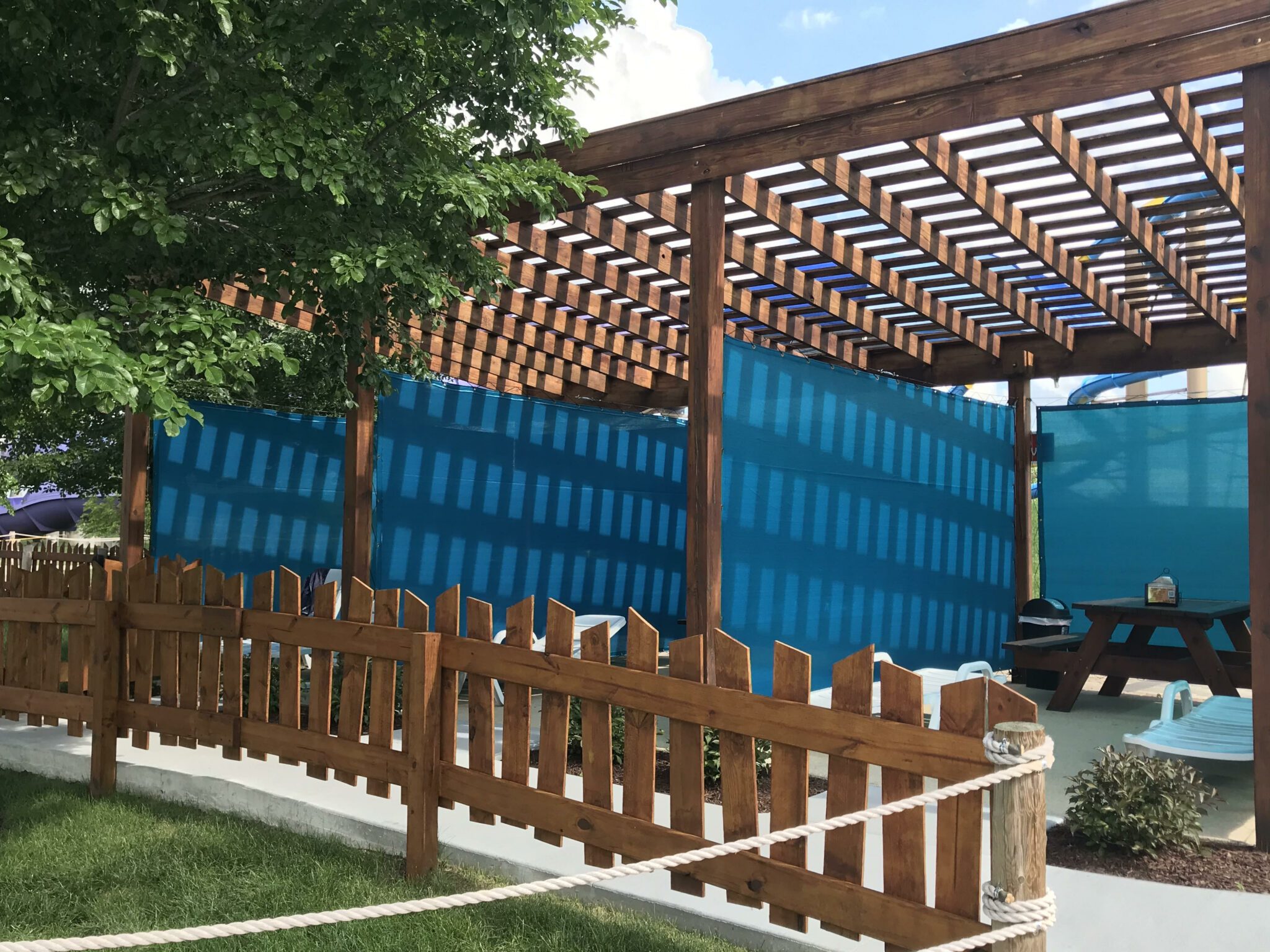 Queen Cabanas Raging Waves